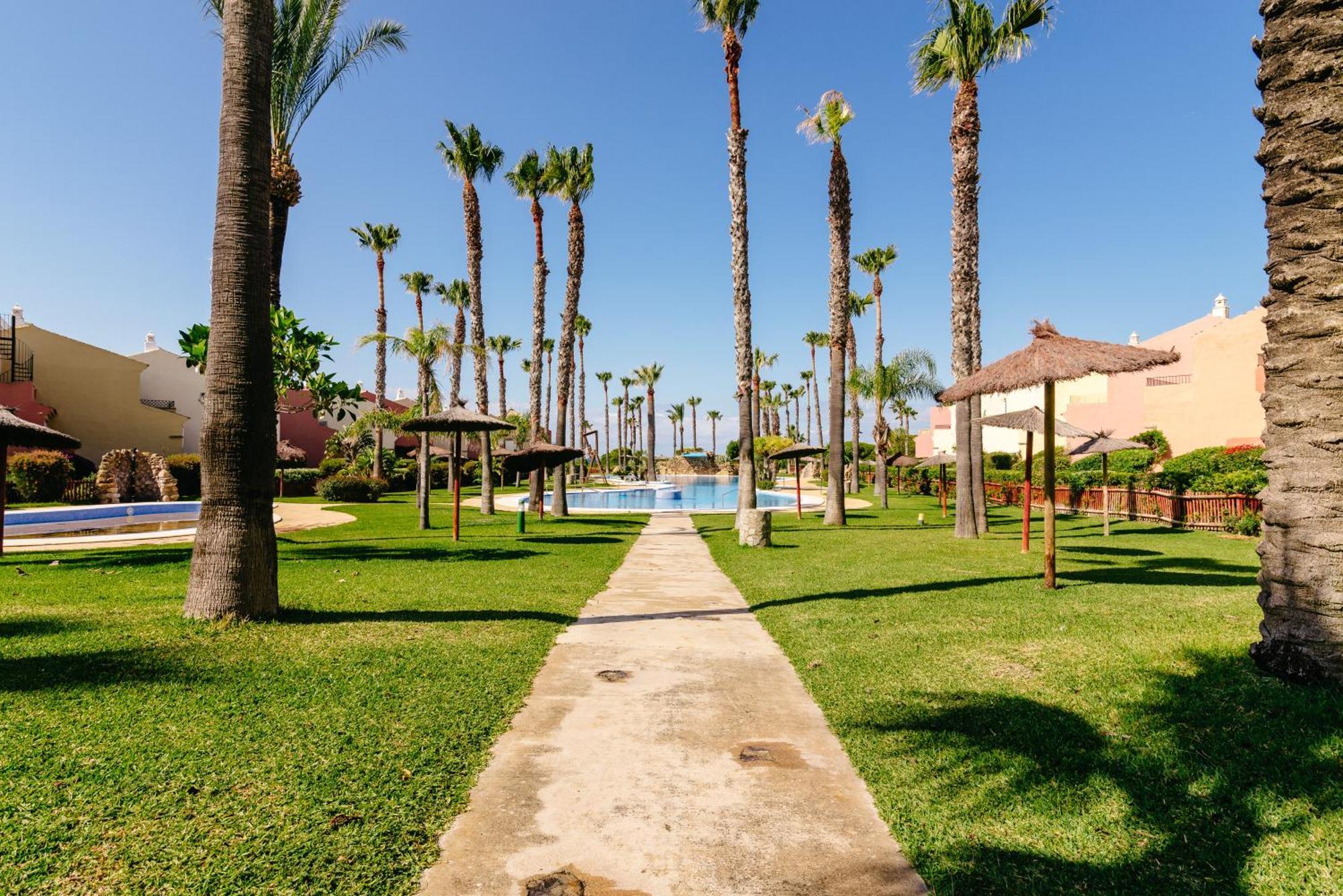 Urbanizacion De Lujo En Zahara De Atunes Con Acceso Privado A Playa, Piscina, Paddle *